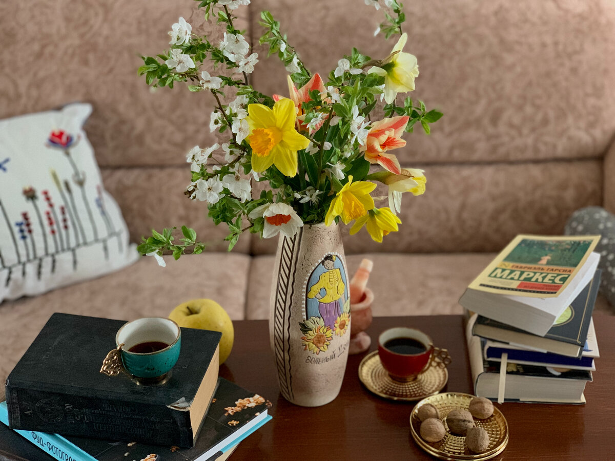 Распустившиеся веточки плодовых деревьев прекрасно дополнят собой весенний букет из срезанных цветов: нарциссов и тюльпанов. Фото автора канала