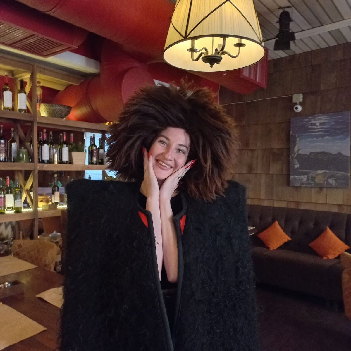 В заведении дружеская атмосфера. Мне выделили папаху и нарядили в бурку.