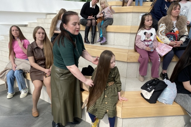    Мамы заботливо расчесывают длинные волосы своим дочкам. Фото:  АиФ/ Татьяна Кайнова
