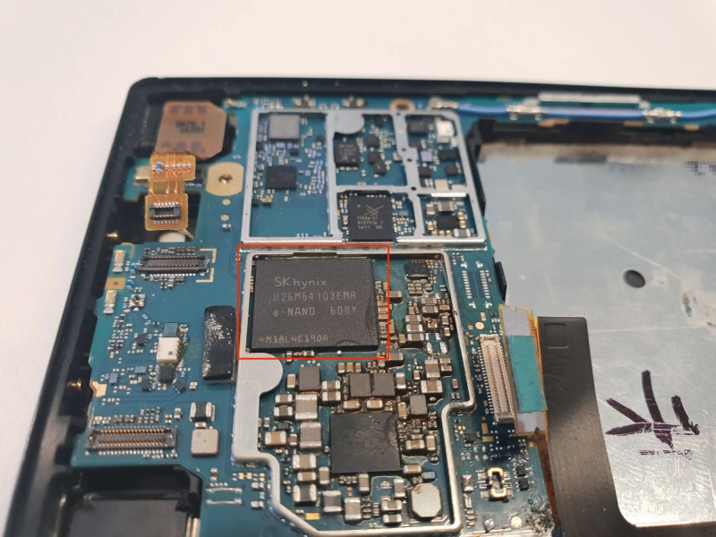 eMMC-накопитель на материнской плате смартфона
