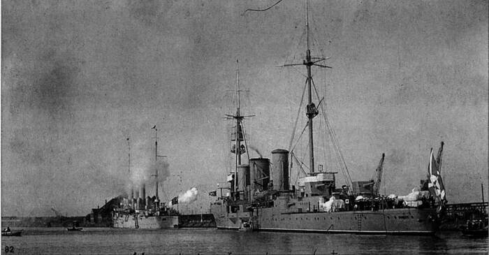 Крейсеры «Профинтерн» (справа, на переднем плане) и «Аврора» (слева, на заднем плане) в порту Свинемюнде во время зарубежного похода, 1929 год. Источник: https://commons.wikimedia.org