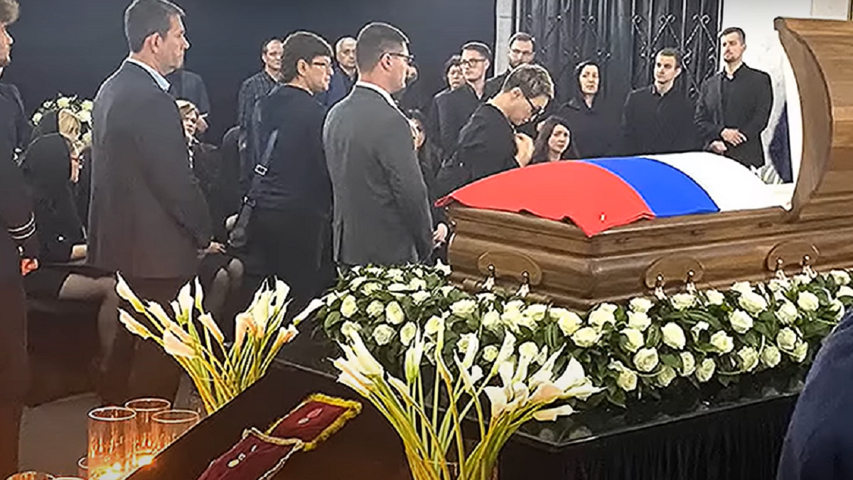 Безгранитная память: кто осквернил могилу великого режиссера Таирова Статьи Изве
