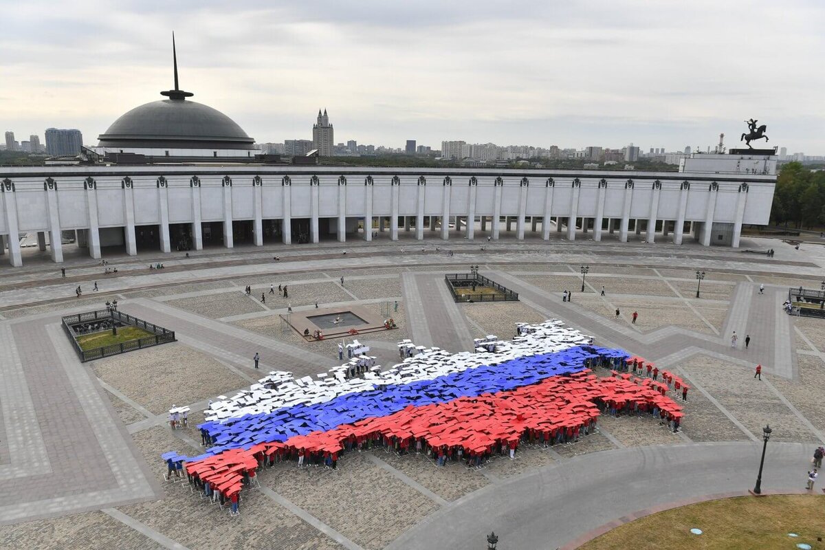 флаг россии в москве