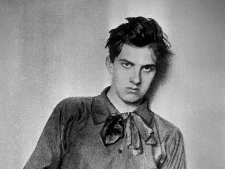 Что на самом деле скрывал бант на шее Маяковского
