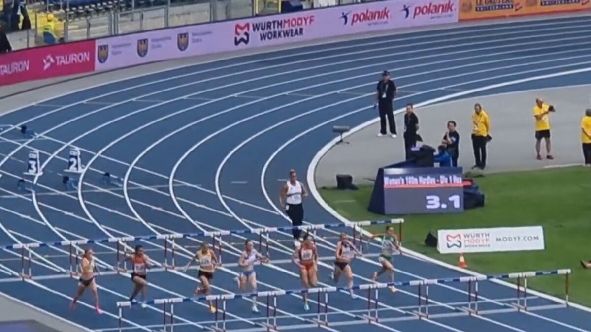     Чемпионке Бельгии по толканию ядра и метанию молота Джолиен Бумкво пришлось участвовать в забеге на 100 метров с барьерами на Европейских играх в Польше, чтобы спасти свою сборную от дисквалификации (ВИДЕО).