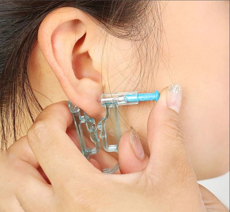 Способ прокалывания ушей - пистолет