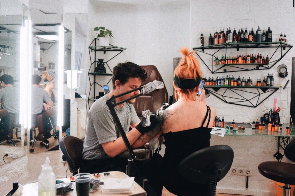 Сколько зарабатывает тату мастер. Тату мастер плюсы и минусы профессии. Зарплата тату мастера. Сколько в среднем зарабатывает тату мастер. Зарплата тату мастера.