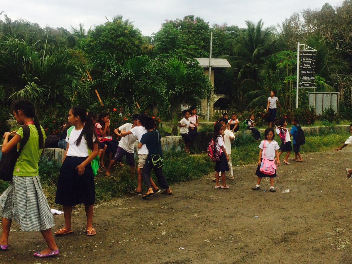 По дороге вы увидите местные филиппинские школы и их учеников
