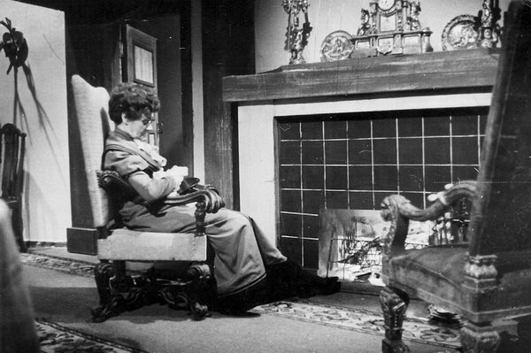 Эдда Урусова в роли миссис Хадсон