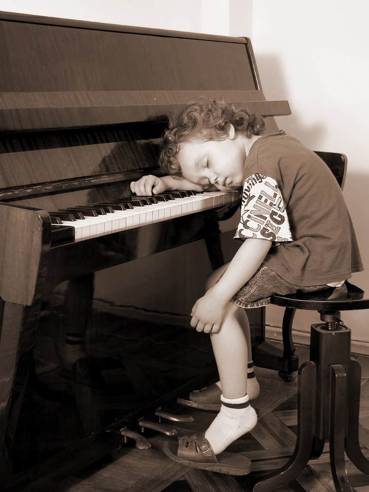 Игра устала. Ребенок за роялем. Ребенок за пианино. Фортепиано для детей. Ребенок за фортепиано.
