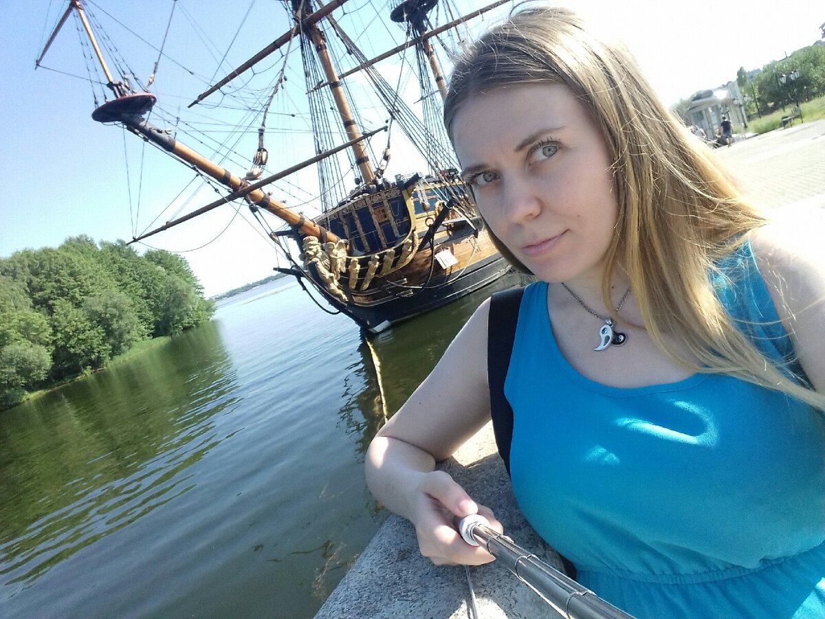 Потом взяла её на прогулку. Пошли, говорю, поболтаем, выпьем кофе, пофоткаемся и просто отдохнём от всех этих твоих бывших