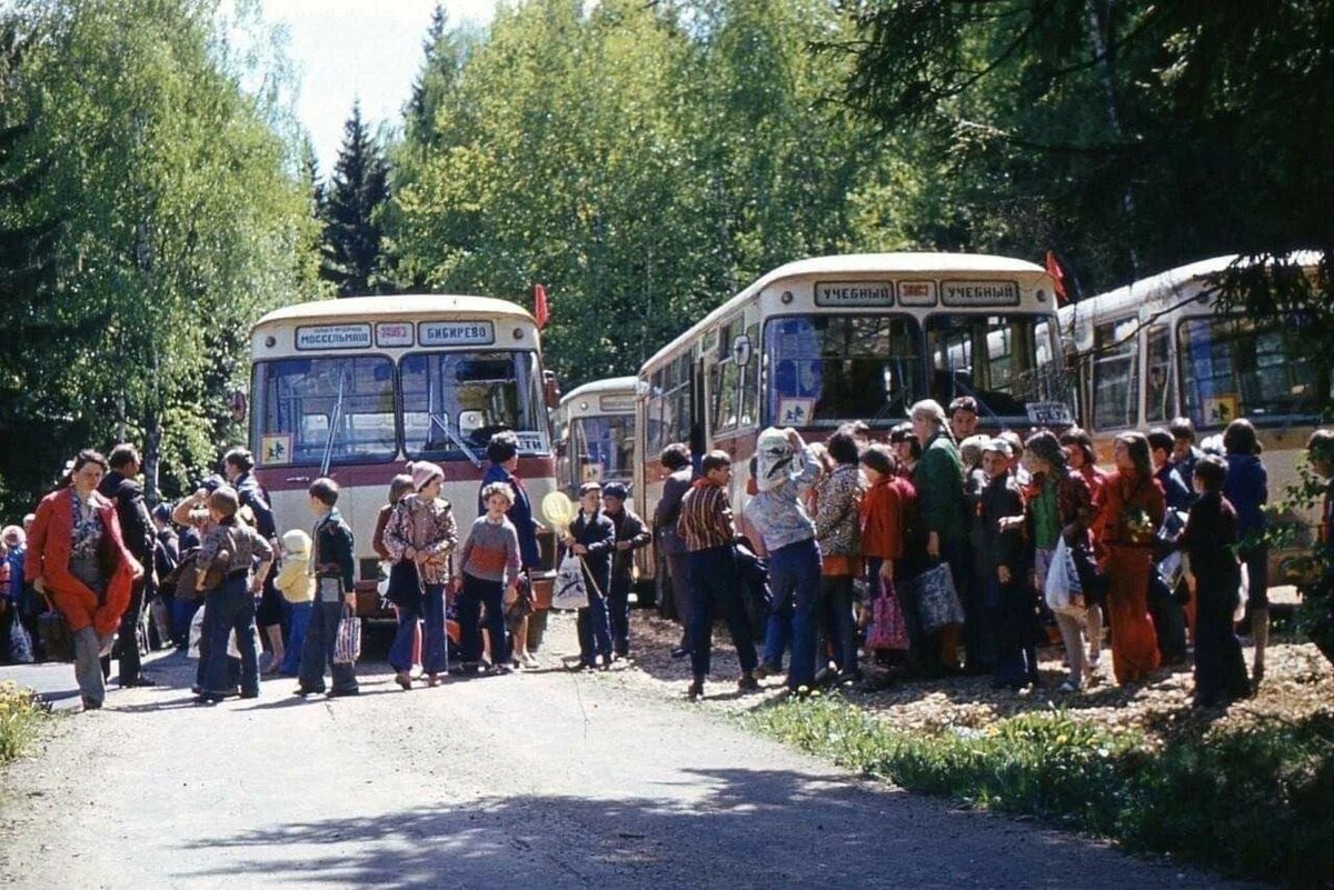 Так нас на автобусах вывозили из города.