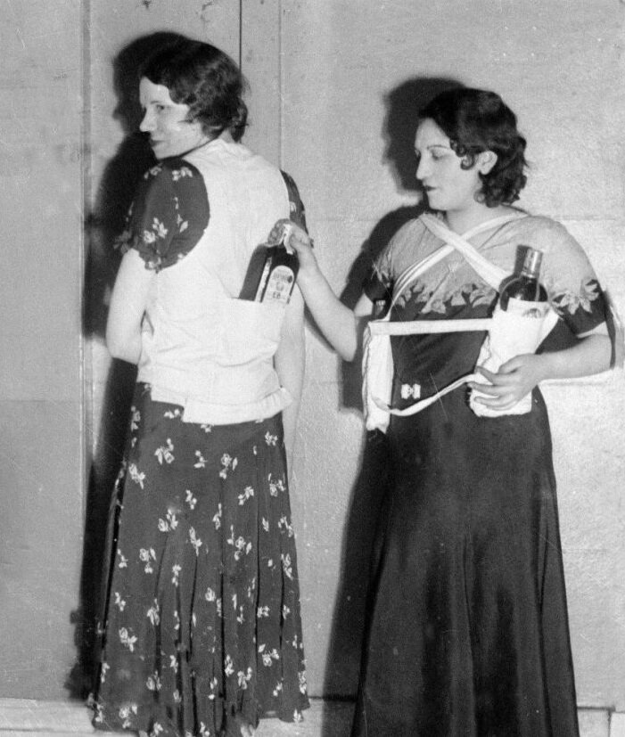 Как прятали бутылки в одежде. Фото из интернета.