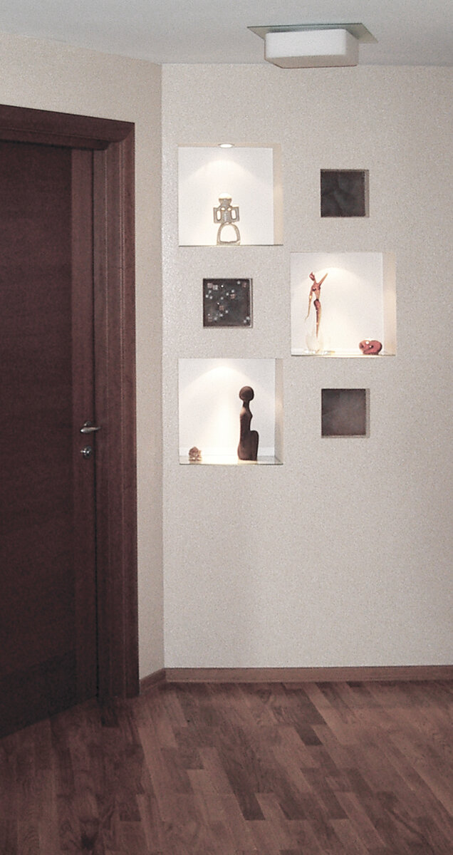 Декоративная ниша в стене для презентации предметов искусства