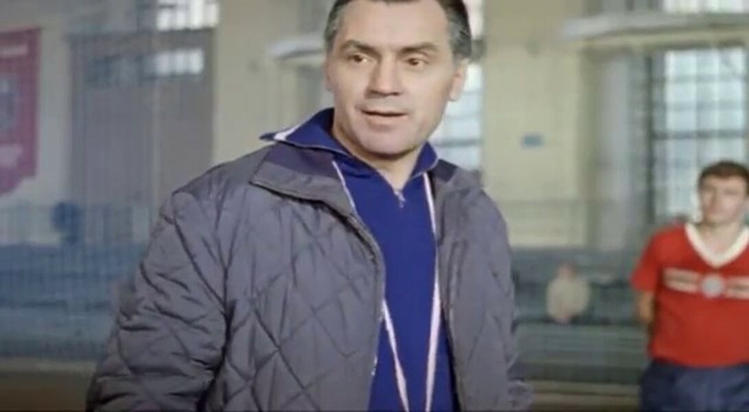 Это старший тренер "Зари" Андрей Таманцев. В прошлом очень известный советский футболист, еще с довоенного времени. Участник исторического футбольного "Матча Жизни", состоявшегося 31 мая 1942 г. в осажденном Ленинграде. Играет его Виктор Коршунов, популярнейший актер Малого театра, с необыкновенно положительным мужским обаянием. "Ребята, вы бьете сильно, а надо поточнее!" - наставляет он своих футболистов. 