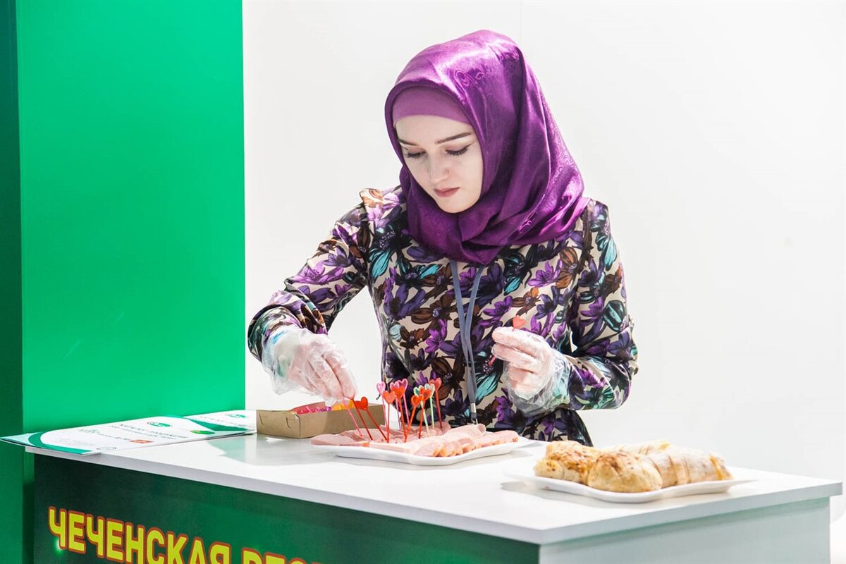 Чеченская продавщица на всероссийской выставке продукции в Москве. 