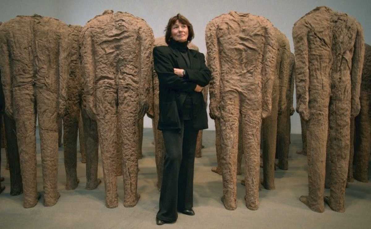 Магдалена Абаканович на фоне своих скульптур, 1995. 