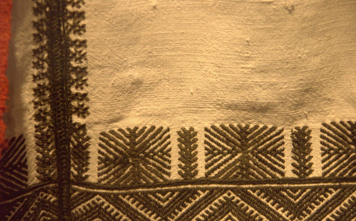 Часть вышивки мастерицы из Воронежской губернии. Вторая половина 19 века. Фото взято из сети Интернет