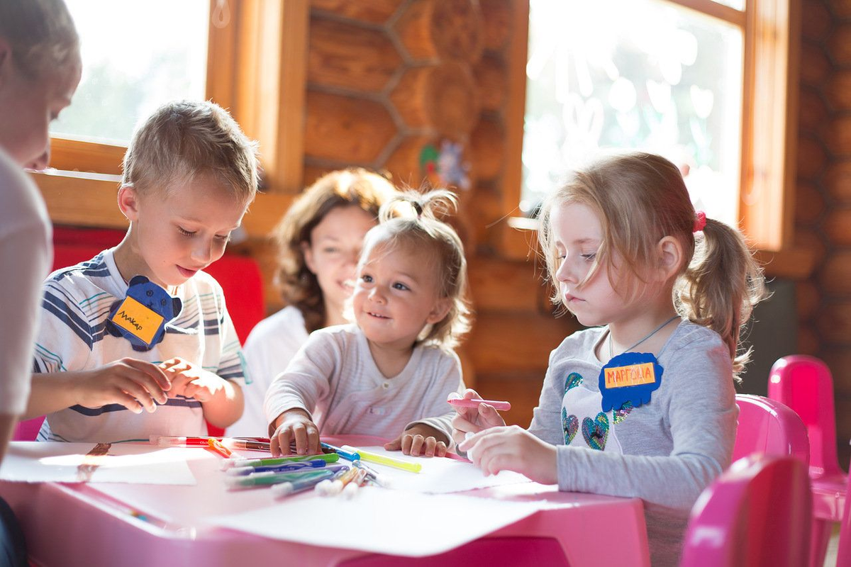 Наверстать упущенное: как дети, пережившие рак, возвращаются к нормальной жизни Каждый год в России онкологические заболевания диагностируют примерно у 5 тысяч детей. Благодаря современным методикам 90% заболевших полностью вылечиваются. Но болезнь не проходит бесследно: долгая больничная изоляции, боль и страх, уход товарищей по несчастью накладывают серьезный отпечаток на психику ребенка.