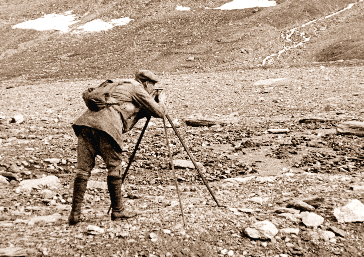 Геолог экспедиции Оле Т. Грёнли за проведением теодолитной съёмки местности