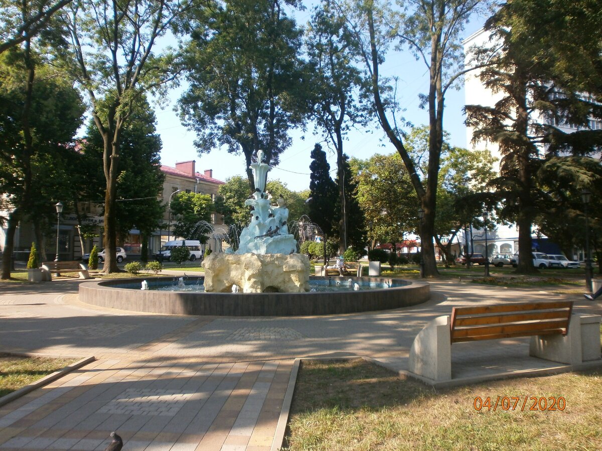 В популярном сквере около фонтана никого, тень не спасает