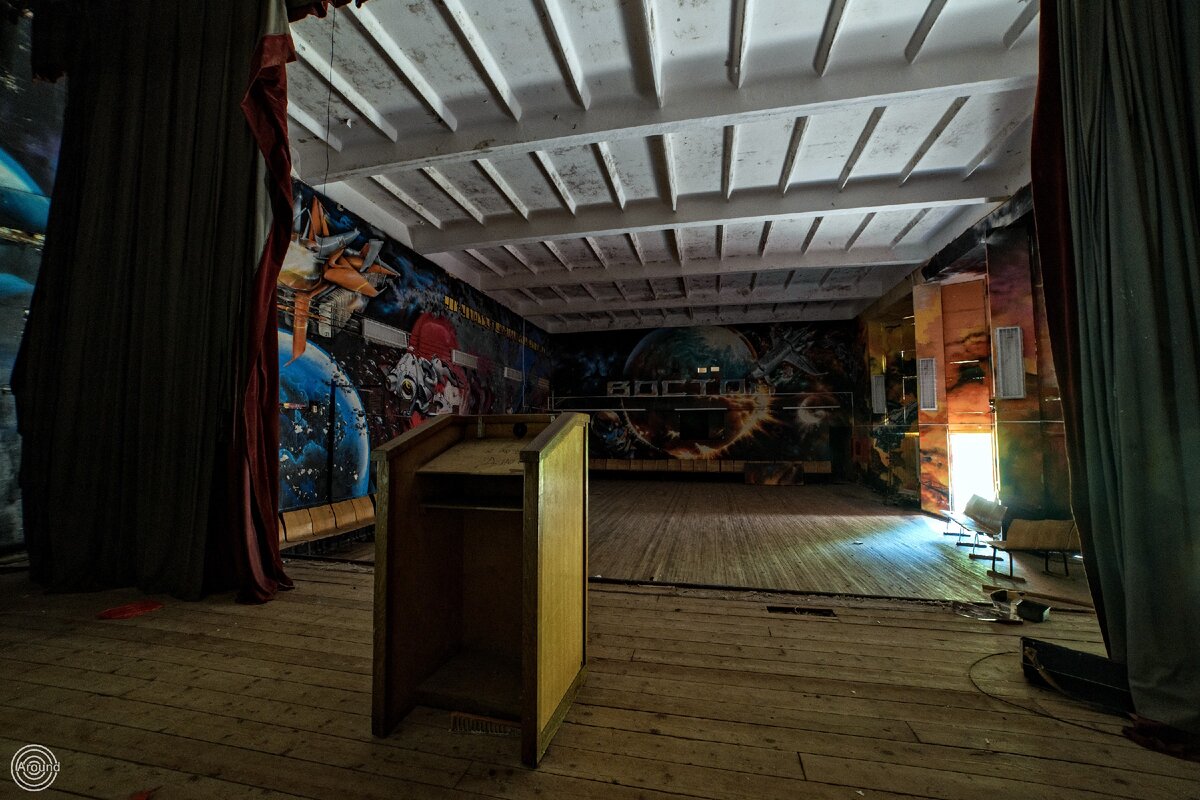 Зал в котором был клуб очень обильно и интересно оформлен.