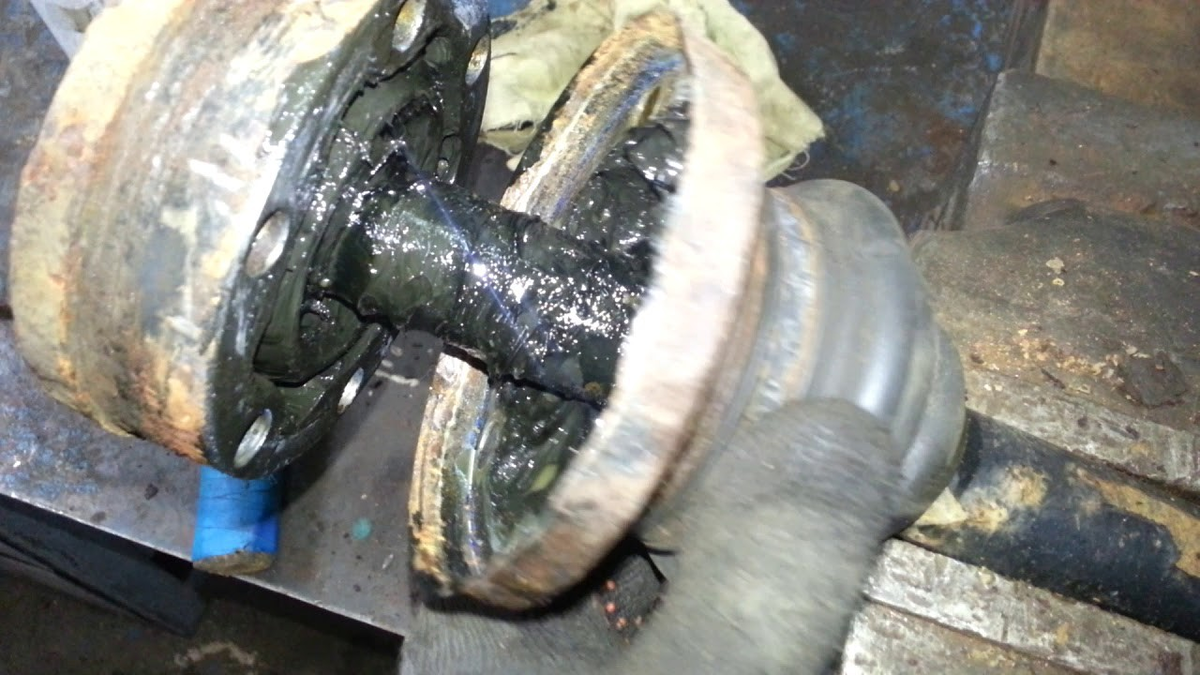 Сломанный пыльник ШРУСа.