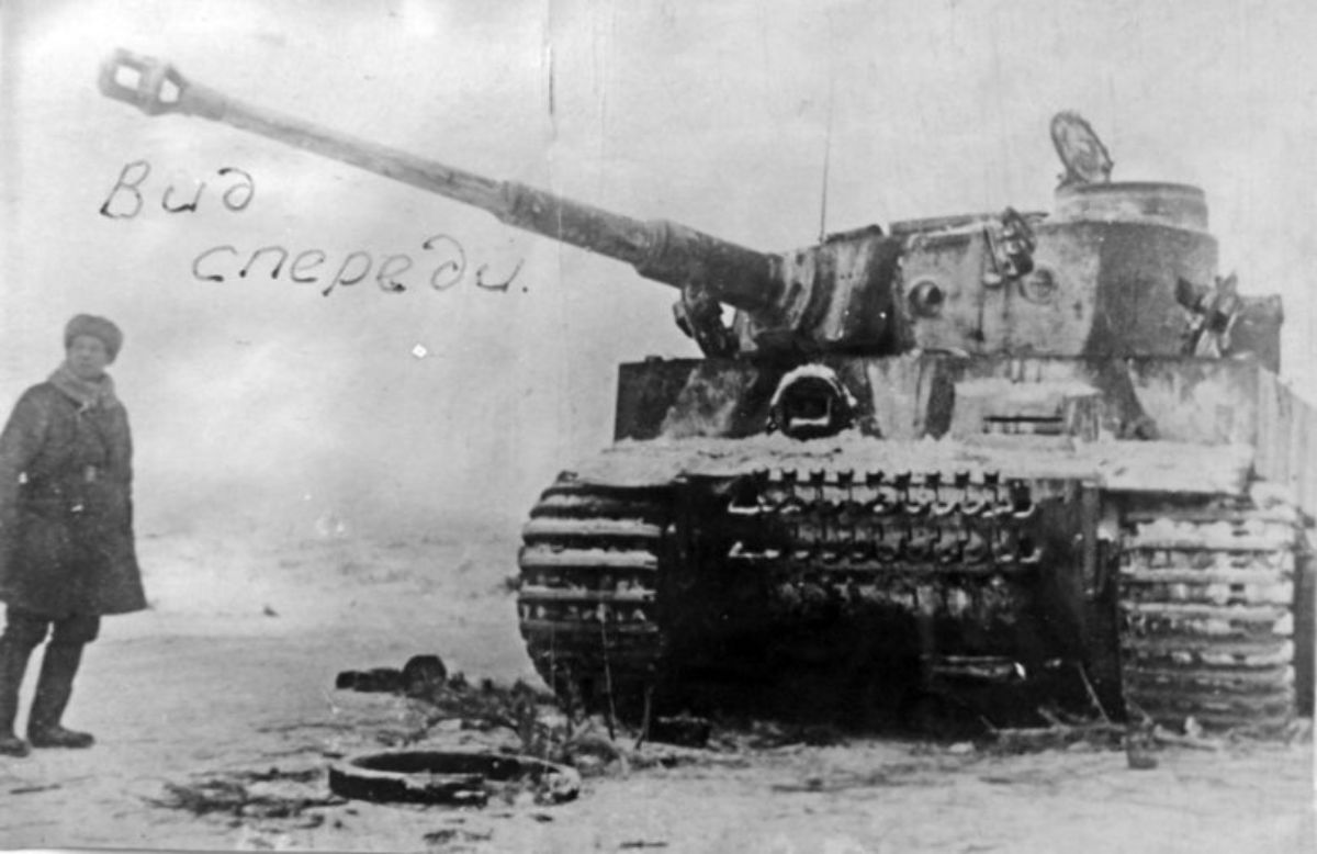 На фото: захваченный немецкий танк "Тигр"