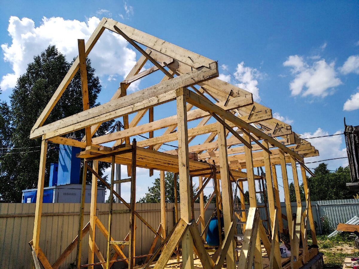 Вот так они выглядели в процессе монтажа (еще без стяжки и внутреннего конька)