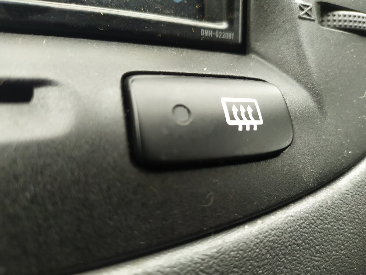 Включения обогрева заднего стекла. 