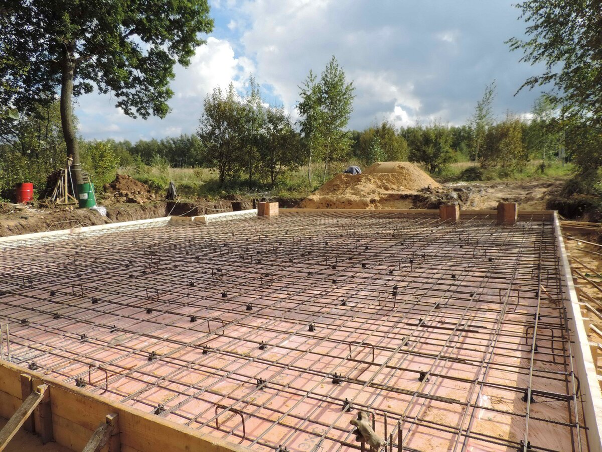 Выставлена опалубка и сделано армирование.