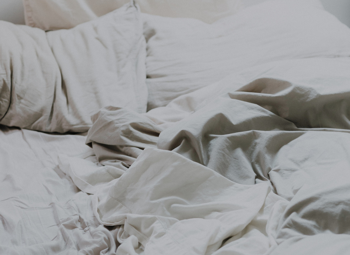 Недостаток сна повышает тревожность, не дает расгладиться морщинам, понижает иммунитет и нашу силу воли