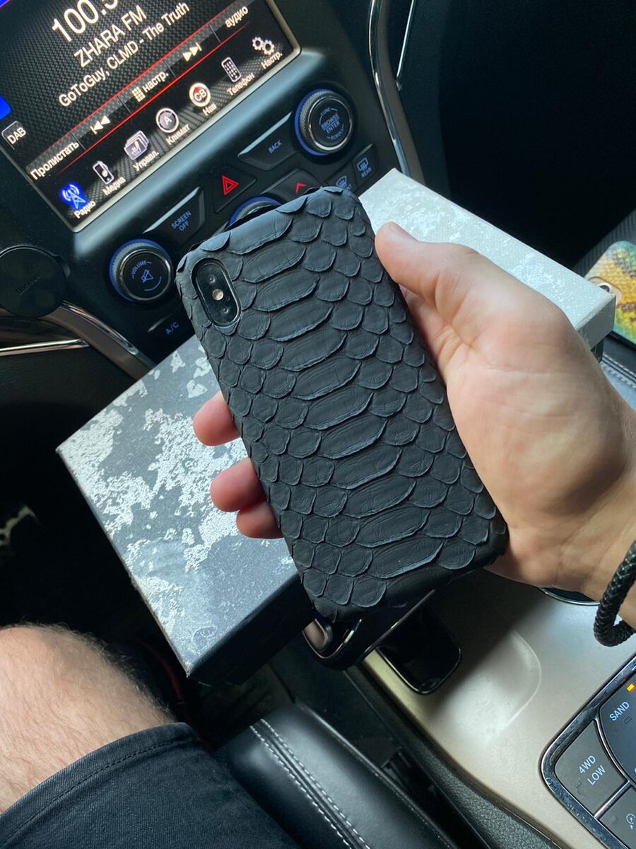 Чехол из чёрной кожи питона для iPhone XS