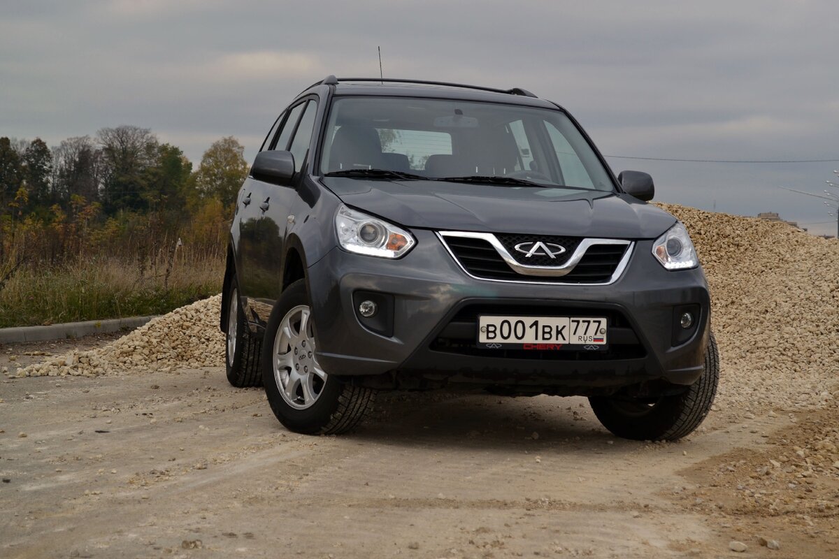 Chery Tiggo FL 2015 модельного года. Tiggo 3 - это эта же машина с немного измененным экстерьером и интерьером. Листай дальше, там ещё много фотографий.