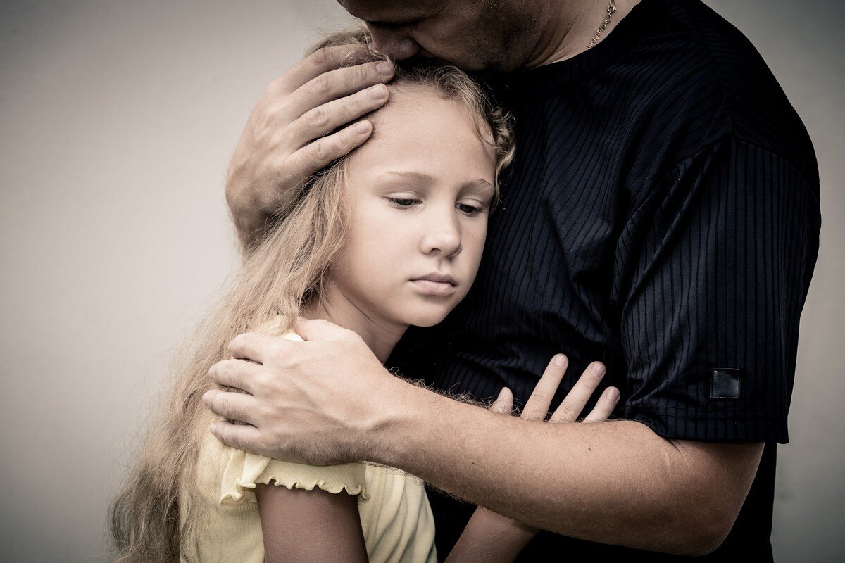 Девушка обнимает отца