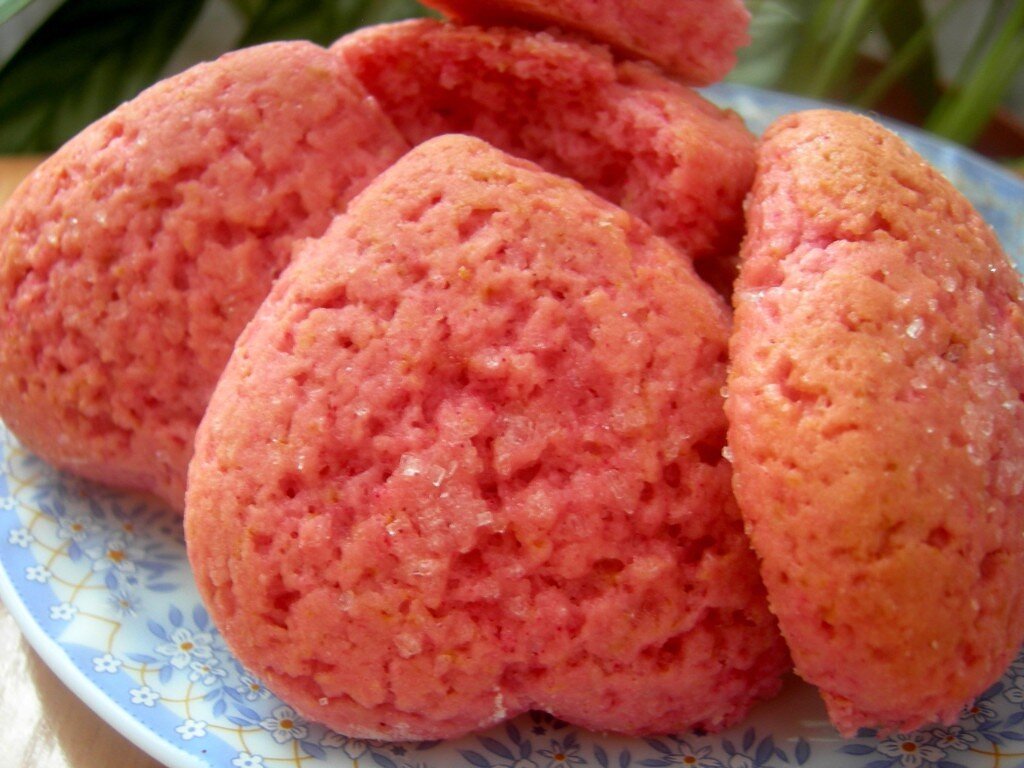 Розовое печенье
