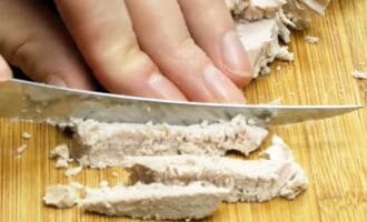 Свинину отвариваем до готовности и нарезаем на тонкие полосочки в виде соломки.