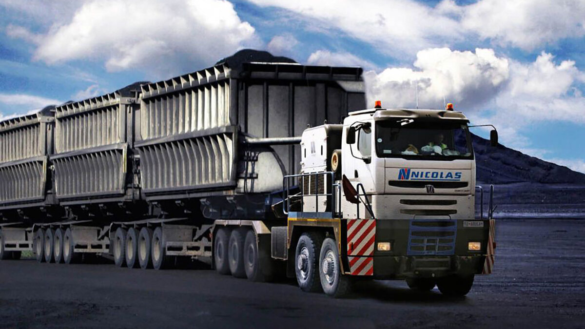 Слышали когда-нибудь про грузовики французской фирмы Nicolas? Да, такая специфическая техника известна далеко не всем. А ведь в 2005 году пятиосный полноприводный монстр этой фирмы попал в Книгу рекордов Гиннесса с формулировкой «самый большой в мире тягач». Nicolas Tractomas TR 10x10 D100 – это балластный тягач для сверхтяжёлых автопоездов, первую партию которых ещё в середине 2000-х французам заказала южноафриканская транспортная фирма Rotran, заплатив за каждый из четырёх грузовиков по 800 000 евро. 
Длина пятиосного Tractomas — 12,6 метра, ширина — почти 3,5 метра, а в высоту он достигает 4,5 метра. За кабиной стоит 27-литровый турбодизельный V12 компании Caterpillar на 912 л.с. и 3460 Нм крутящего момента. Коробка передач — восьмидиапазонный автомат фирмы Dana Clark Spicer.

Для увеличения так называемого сцепного веса, позволяющего сдвигать с места тяжёлые сцепки, Tractomas TR 10x10 загружается щебёночным балластом, с которым его общая масса достигает 71 т. Зато после этого французский тягач может один тащить по дороге автопоезд весом под 600 тонн! Хотя чаще для буксировки таких огромных масс в сцепку «впрягают» ещё один тягач.

