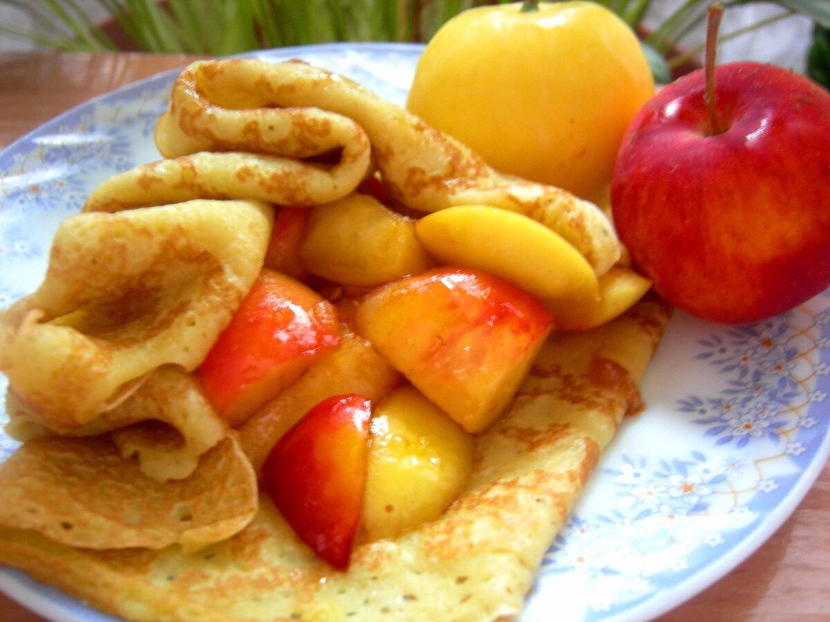 Блинчики с карамельными яблокам в меду и с мороженым