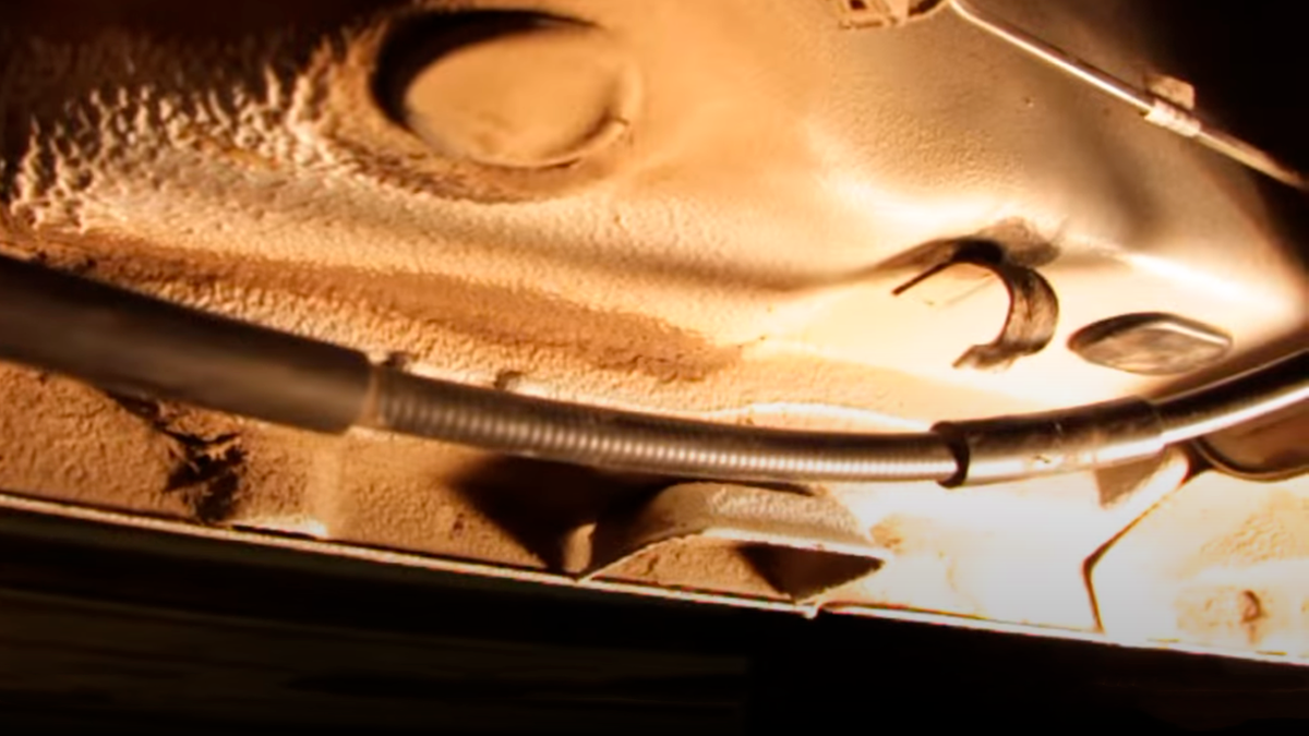 Трос ручника под днищем автомобиля