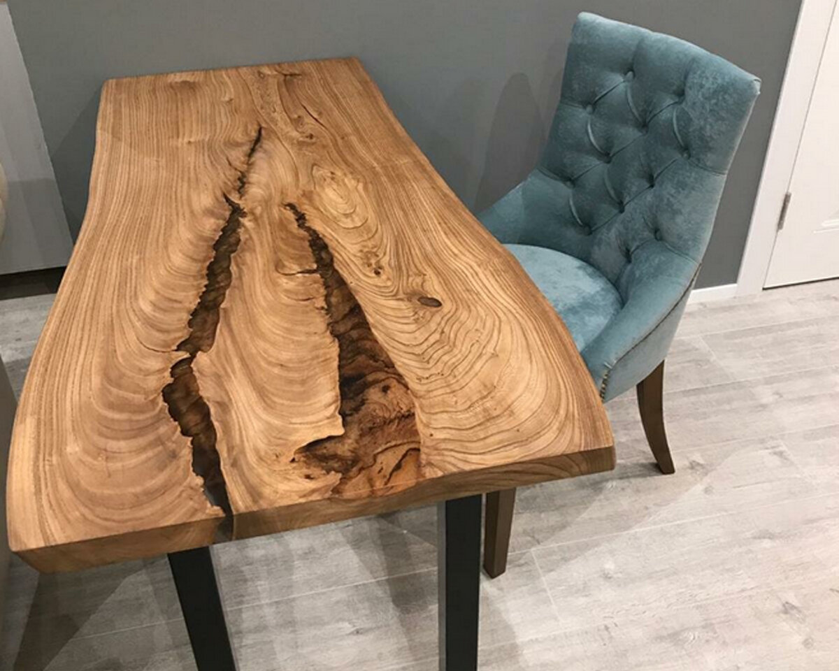 Лак меня злили не подестки, на нём руки патеют. Просто не возможно работать за клавиатурой. Но зато поверхность очень лугкая в уборке. Но и от бликов глаза аж болят. Особенно у меня осветительные приборы расположены близко и они достточно мощные. Поэтому всё что не матовое слепит не по дестки