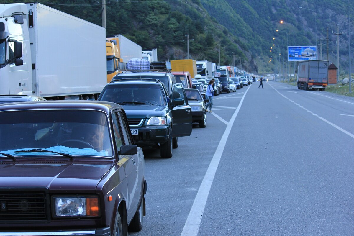 Очередь на КПП Верхний Ларс