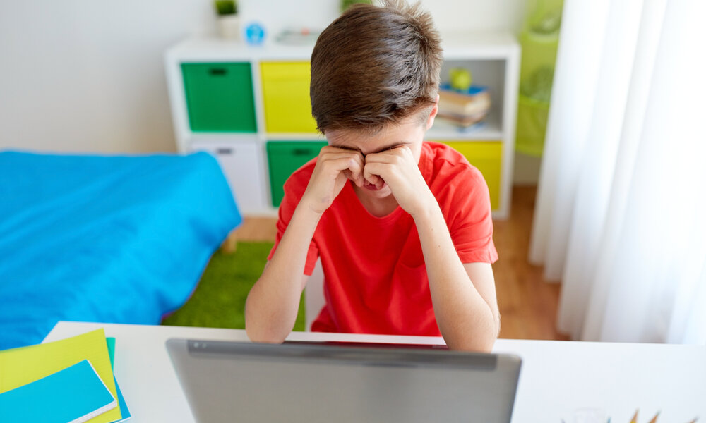 Мальчик плачет потому что 30 номеров по математике это слишком много