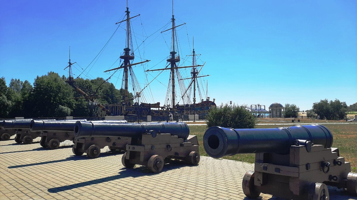 Воронеж, Адмиралтейская набережная. Пушки, отлитые в Воронеже в 1700 году. И на следующей фотографии - листайте!