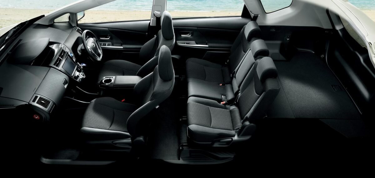 Первое поколение «Приус Альфа» увидело свет в 2011 году. А в 2014 TOYOTA выпустила рестайлинг модели, существенно обновив внешний облик. С внутреннего рынка Японии «Альфы» доступны в любом возможном исполнении: 5-местный салон, с двумя радами сидений и никель-металлгидридной батареей. 