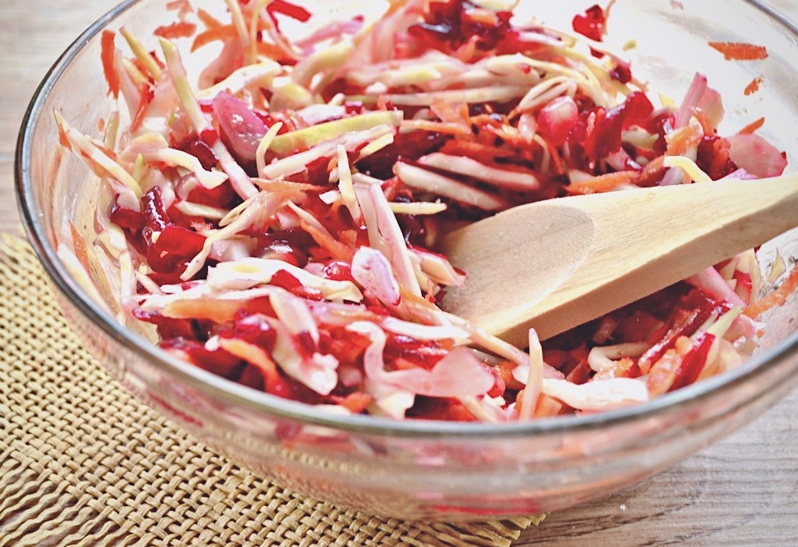 Салат из свёклы с капустой, яблоками и гранатом
