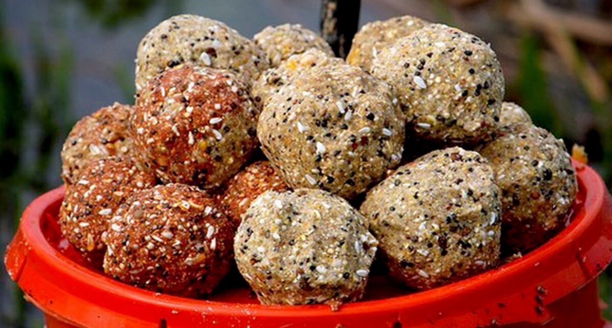 Так выглядит моя прикормка - черные вкрапления это как раз и есть активатор клева или сухая кровь