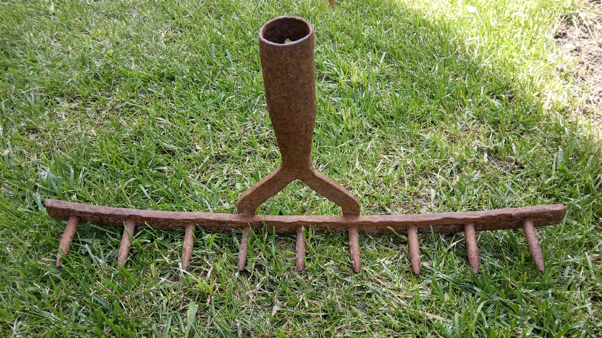 К сожалению, наши грабли так и не сохранились, но в открытых источниках я нашел фотографию точно таких же. 