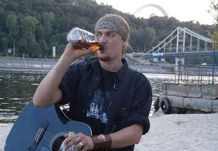 Мужчины часто имеют пристрастие к алкоголю.