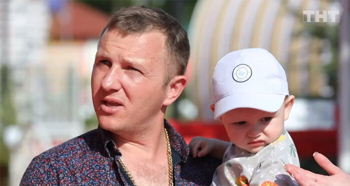 Саратовский шансонье гуляет со своим ребенком